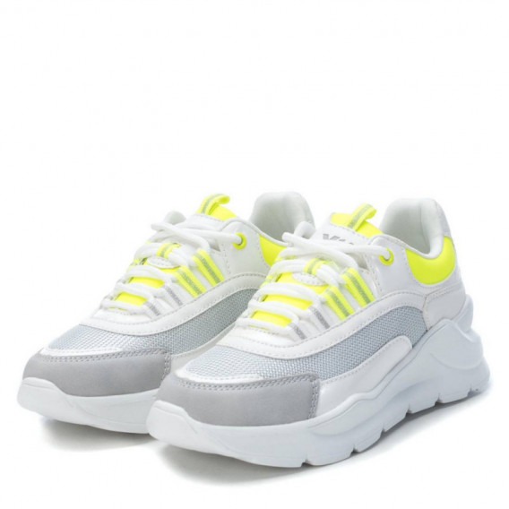 Sneakers σε κίτρινο χρώμα, με κορδόνια και χρωματιστές λεπτομέρειες, για κορίτσι XTI 107828 