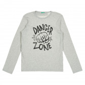 Μακρυμάνικη γκρι βαμβακερή μπλούζα με επιγραφή Danger zone Benetton 213239 