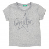 Βαμβακερό μπλουζάκι με επιγραφή μπρόκ και αστέρι, γκρι Benetton 224640 