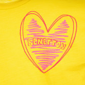 Βαμβακερό μπλουζάκι με καρδιά και επώνυμη επιγραφή για μωρό, κίτρινο Benetton 224736 2