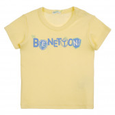 Βαμβακερό μπλουζάκι με επιγραφή μάρκας για ένα μωρό, κίτρινο Benetton 225351 