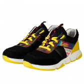 Πάνινα παπούτσια με κίτρινες πινελιές, σε μαύρο χρώμα Guess 239193 