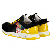 Πάνινα παπούτσια με κίτρινες πινελιές, σε μαύρο χρώμα Guess 239194 2