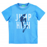 Βαμβακερό μπλουζάκι με γραφική εκτύπωση και επιγραφή Jump High, μπλε Benetton 242409 