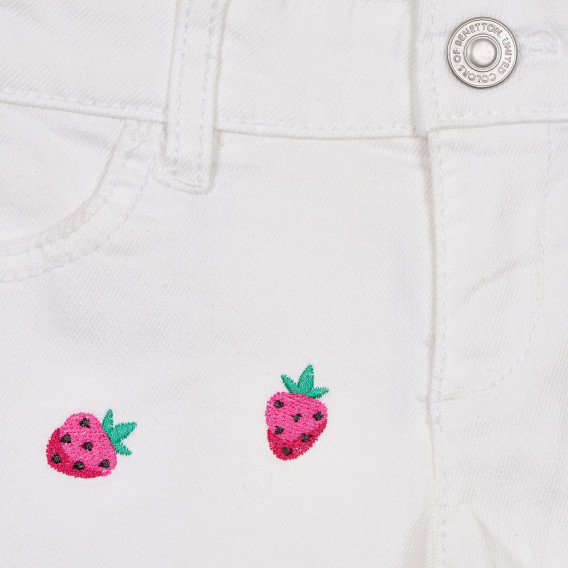 Βαμβακερό σορτς τζιν με απλικέ φράουλες για ένα μωρό, λευκό Benetton 243387 2