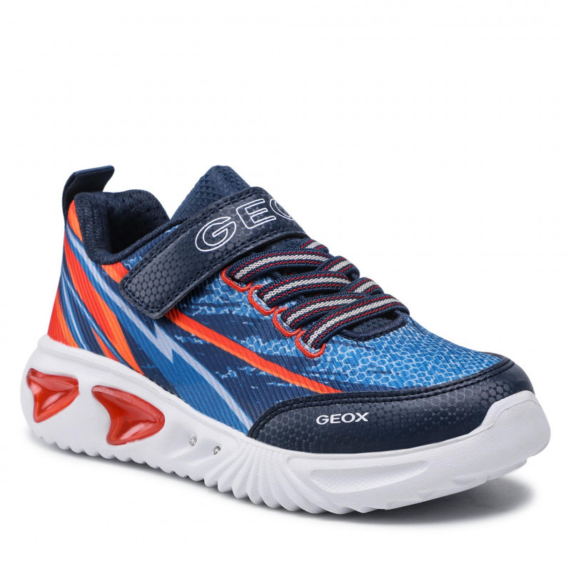 Αθλητικά παπούτσια με πορτοκαλί λεπτομέρειες, σε μπλε χρώμα.  283102