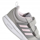Γκρι αθλητικά παπούτσια Adidas Tensaur C με ροζ λεπτομέρειες Adidas 286650 6