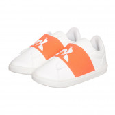 Λευκά αθλητικά παπούτσια με πορτοκαλί λεπτομέρειες και το λογότυπο της μάρκας Le coq sportif 332599 