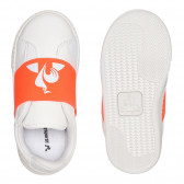 Λευκά αθλητικά παπούτσια με πορτοκαλί λεπτομέρειες και το λογότυπο της μάρκας Le coq sportif 332600 2