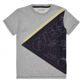 Γκρι μπλουζάκι με μεγάλο τριγωνικό στάμπα Guess 335035 