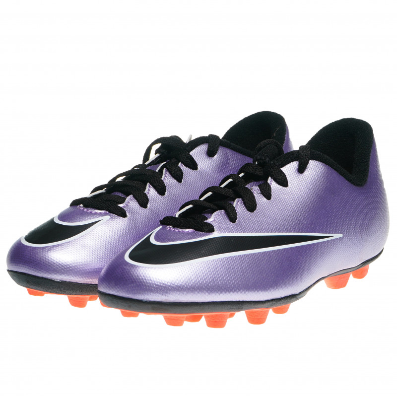 Κομψά μοβ παπούτσια ποδοσφαίρου με πορτοκαλί λεπτομέρειες  63312