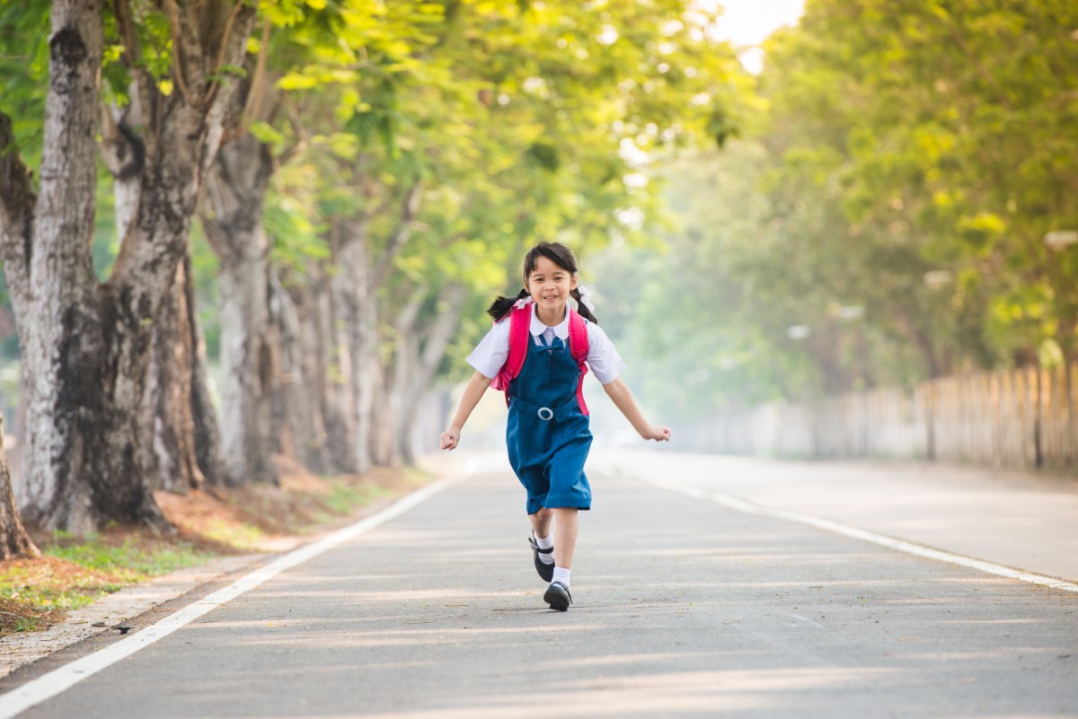 Бежит скорее в школу. Школьник бежит. Дети бегут по дороге. Дорога в школу. Ученик убегает.