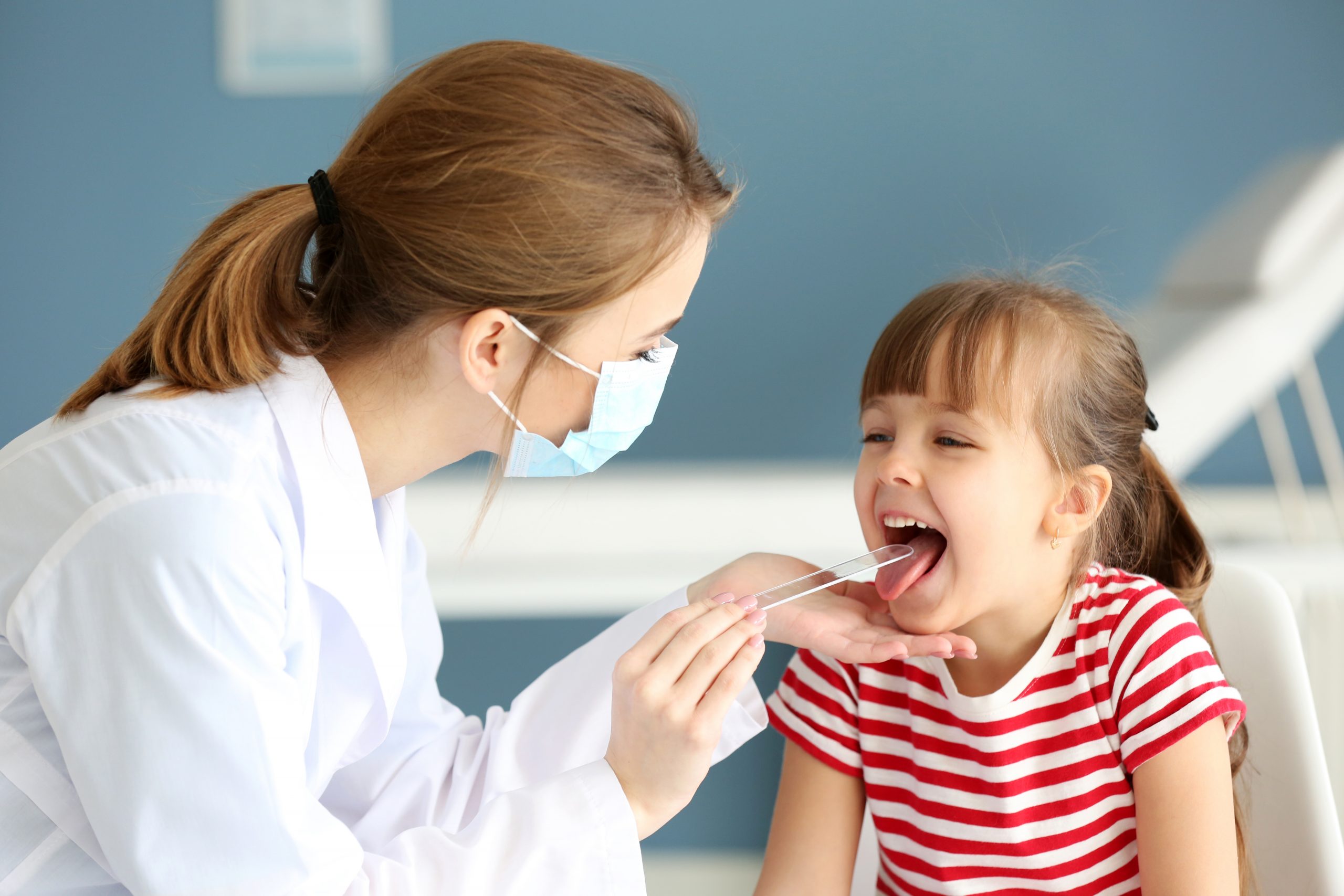 doctor,checking,little,girl's,throat,in,the,office