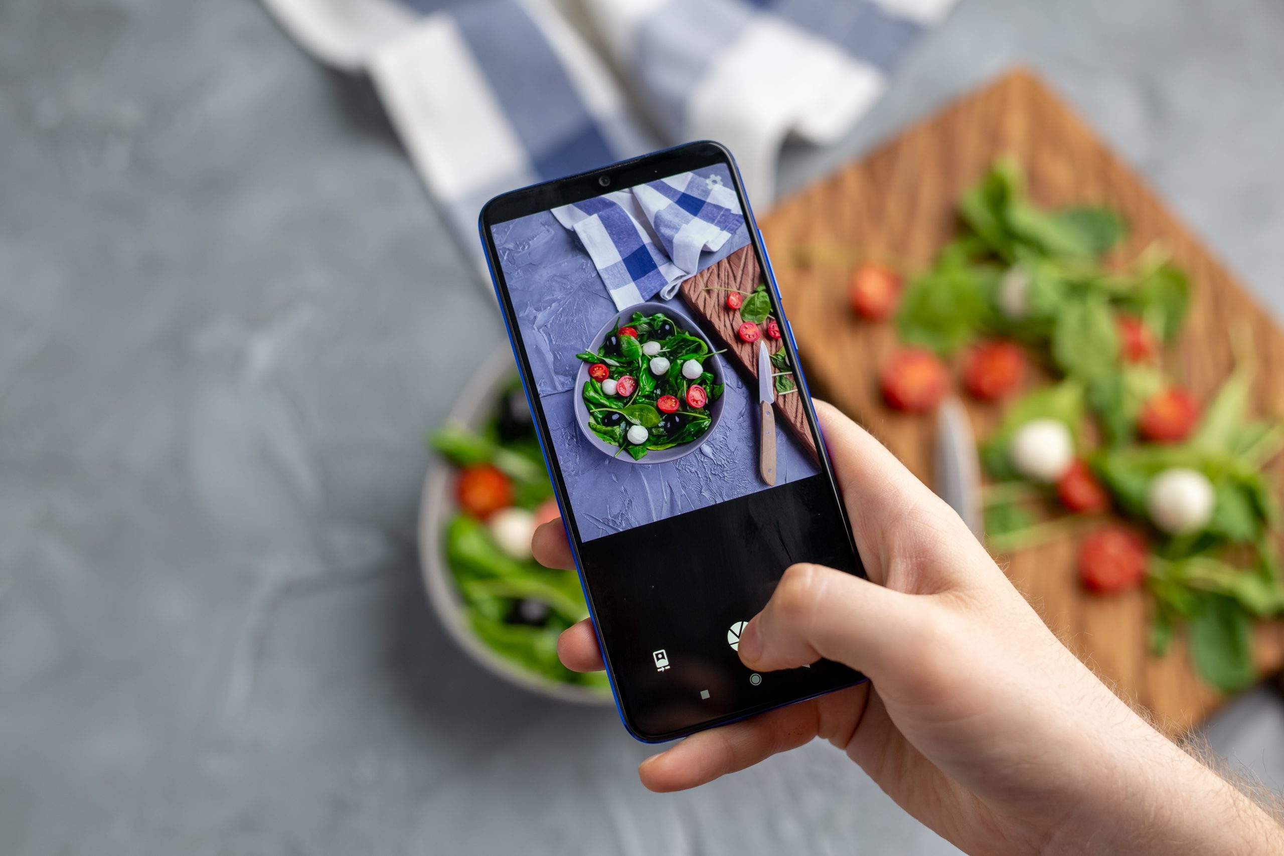 man,shooting,fresh,vegetable,salad,with,mozzarella,and,spinach,on