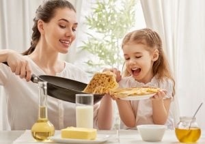 mother,and,daughter,prepare,pancakes