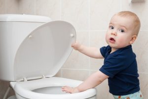 little,boy,looks,in,the,toilet